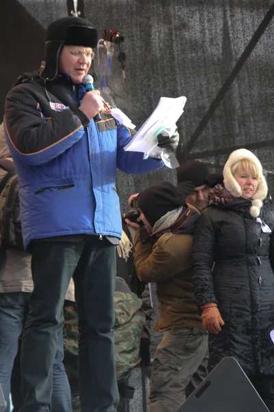 Провідні Vladimir Рижков на сцені опозиційний мітинг — стокове фото