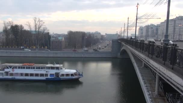 Schip zeilen onder brug — Stockvideo