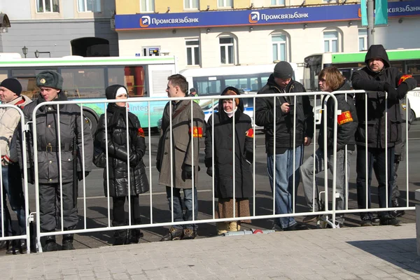 Strażnicy w Kordon wokół wiecu opozycji — Zdjęcie stockowe
