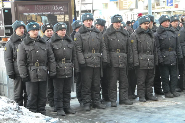 Żołnierzy wojsk wewnętrznych w Kordon wokół wiecu opozycji — Zdjęcie stockowe