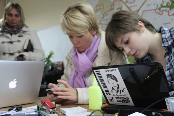 Candidate for mayor of Khimki opposition leader Yevgeniya Chirikova in his campaign headquarters — Stock Photo, Image