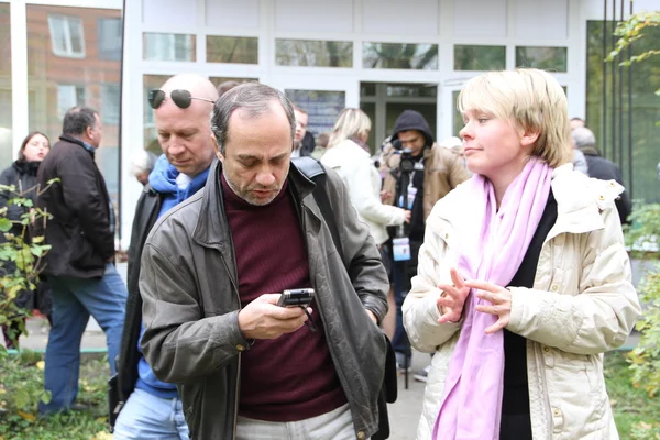 Journalist Alexander Podrabinek interviewing the candidate for mayor of Khimki opposition leader Yevgenia Chirikova — Stock Photo, Image