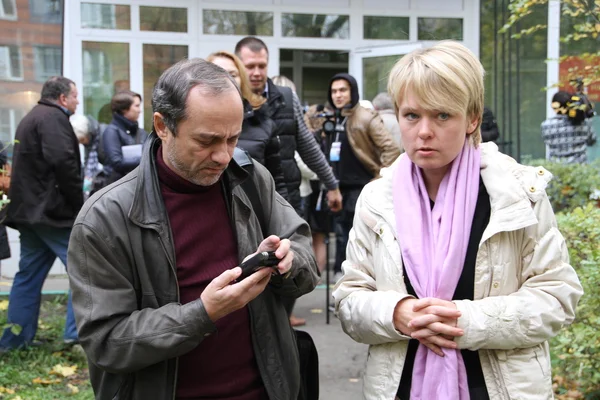 Le journaliste Alexander Podrabinek interroge la candidate à la mairie de Khimki Yevgenia Chirikova, leader de l'opposition — Photo