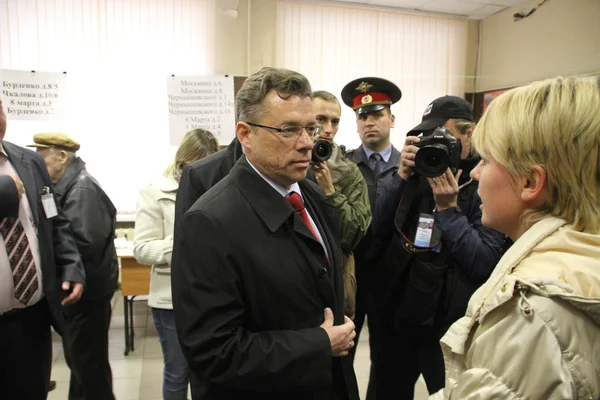 El candidato a alcalde de Khimki del partido gobernante pro-Kremlin Oleg Shakhov y su rival líder opositor Yevgeniya Chirikova se reunieron en el centro de votación el día de la votación. —  Fotos de Stock