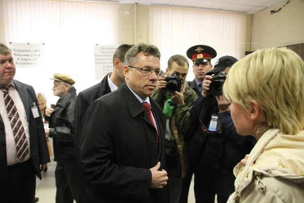 El candidato a alcalde de Khimki del partido gobernante pro-Kremlin Oleg Shakhov y su rival líder opositor Yevgeniya Chirikova se reunieron en el centro de votación el día de la votación. —  Fotos de Stock