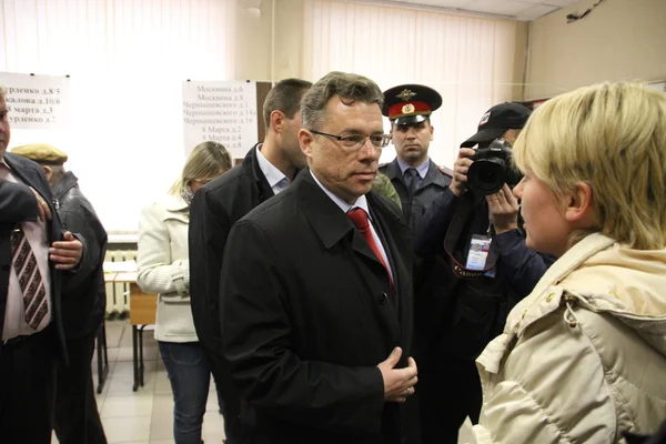 Kandidaat voor het burgemeesterschap van Khimki van de Pro-Kremlin regeringspartij Oleg Shakhov en zijn rivaliserende oppositieleider Yevgeniya Chirikova ontmoette op het stembureau op de stemming dag — Stockfoto