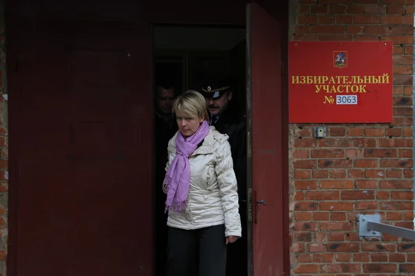 Candidate for mayor of Khimki opposition leader Yevgeniya Chirikova during a visit to one of the polling stations — Stock Photo, Image