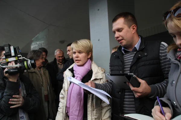 Candidato a la alcaldía de la líder opositora Khimki Yevgenia Chirikova y su jefe de personal Nikolai Laskin se comunican con la prensa fuera del centro de votación — Foto de Stock