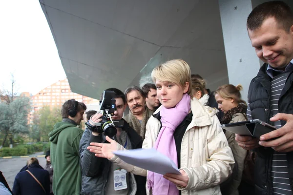 Candidato a la alcaldía de la líder opositora Khimki Yevgenia Chirikova y su jefe de personal Nikolai Laskin se comunican con la prensa fuera del centro de votación —  Fotos de Stock