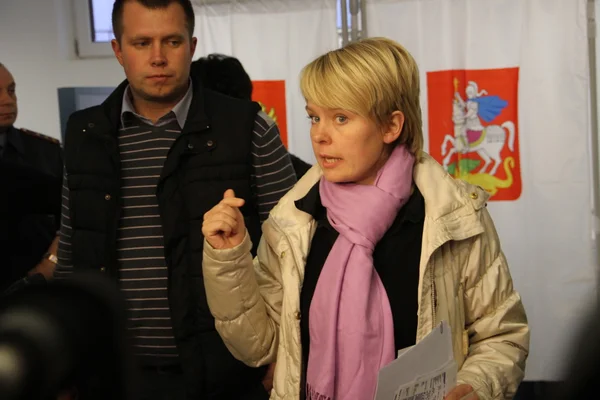 ヒムキ野党指導者エフゲーニャ Chirikova 投票所の一つを訪問中の市長のための候補者 — ストック写真