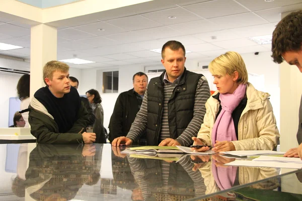 Candidate for mayor of Khimki opposition Evgeniya Chirikova writes a complaint about violations at one of the polling stations — Stock Photo, Image