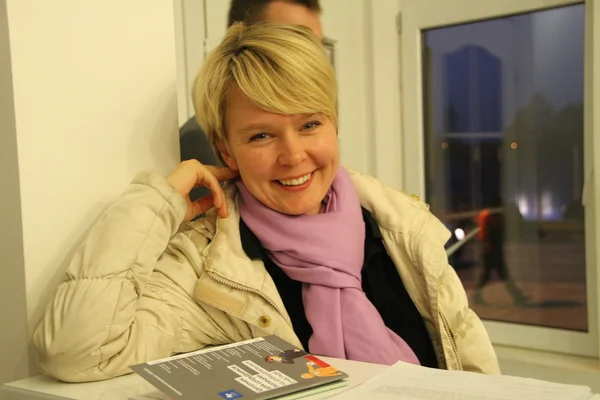 Kandidat till borgmästare i Khimki oppositionen Evgeniya Chirikova under ett besök i en av vallokalerna — Stockfoto
