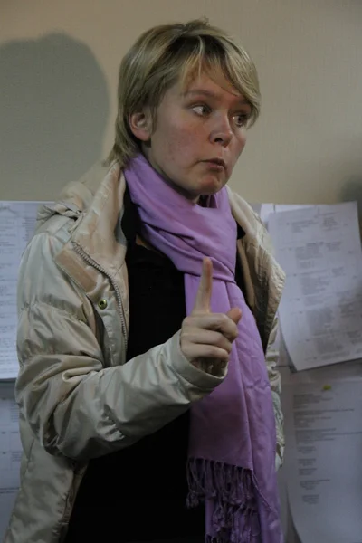 Kandidat till borgmästare i Khimki oppositionen Evgeniya Chirikova säger journalister om val kränkningar — Stockfoto