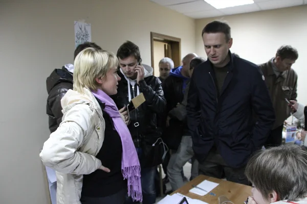 Khimki muhalefet Yevgeniya Chirikova belediye başkanı adayı politikacı Alexei Navalny, onun kampanya merkezinde gelen iletişim kurar