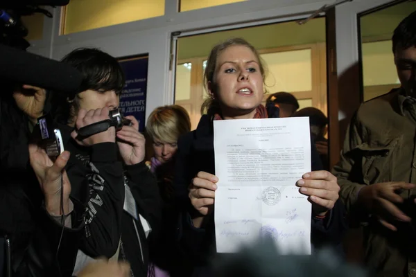 Observadores eleitorais Lubov Sobol diz à imprensa sobre violações em suas urnas — Fotografia de Stock