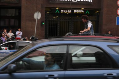 Desteklenen sürücülerle muhalefet politikacı Alexei Navalny