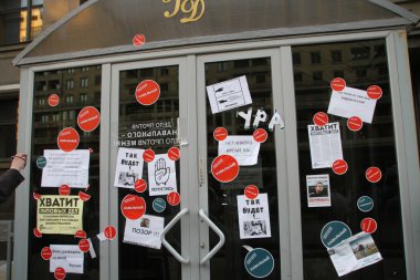 Navalny destek ralli sonra muhalefet etiketleri Rusya Devlet Duma girişinde kapalı