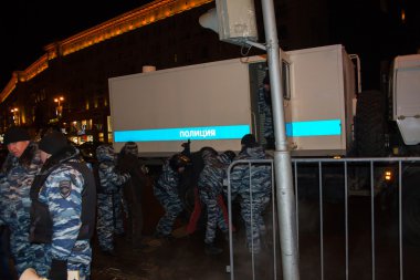 Polis memurları gözaltına protestocular, Moskova