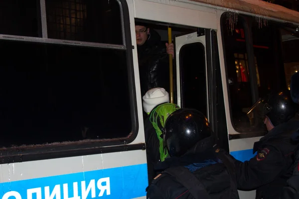 警察官がモスクワで抗議者を拘束します。 — ストック写真