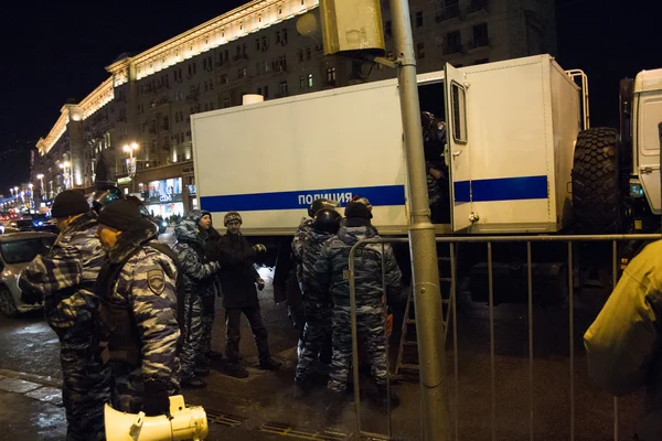 Polis memurları gözaltına protestocular, Moskova