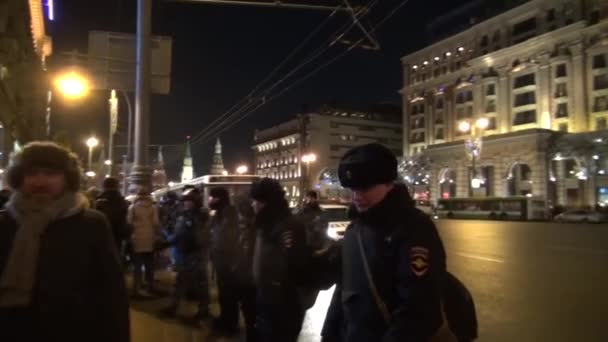 Policie a protestuje proti vět, Navalny, Manéžního náměstí — Stock video