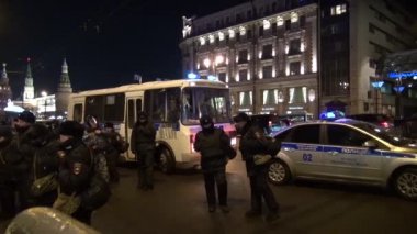 Bir polis otobüse sinyal lambaları