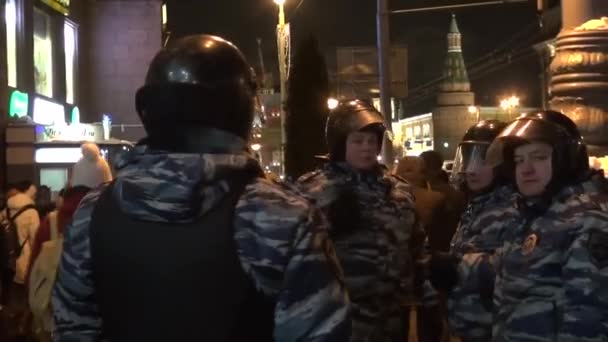 Policji w pełnym rynsztunku w pobliżu wiecu opozycji w Moskwie — Wideo stockowe
