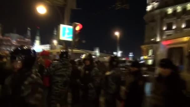 La policía arrestó a manifestantes fueron liberados en la plaza Manezhnaya en apoyo de Alexei Navalny — Vídeos de Stock