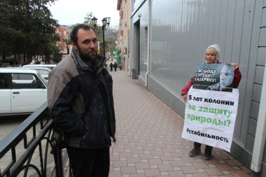 Politikacı Evgenia Chirikova ve ekolojist süren Gazaryan