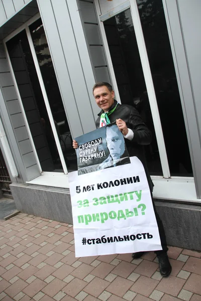 Эколог Евгений Витишко на пикете в поддержку арестованного эколога Сурена Газаряна — стоковое фото