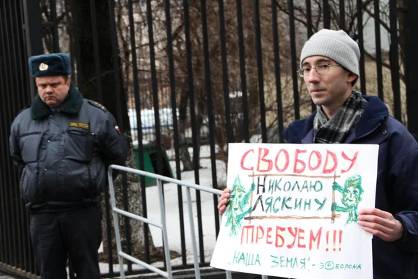 Эколог Евгения Чирикова на пикете возле тюрьмы, где содержится арестованный политик Николай Ляскин — стоковое фото
