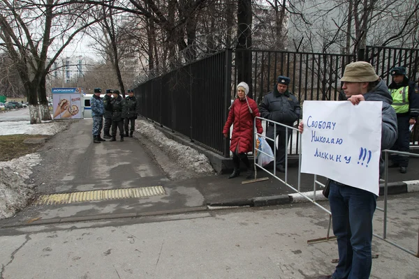 Политик Михаил Велмакин на пикете возле тюрьмы, где содержится арестованный политик Николай Ляскин — стоковое фото