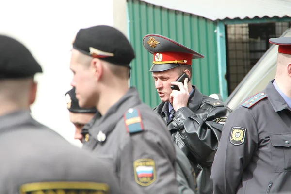 Polizisten in der Nähe des Gerichtsgebäudes, in dem der Fall von Pussy Riot verhandelt wird — Stockfoto