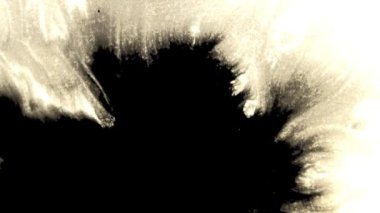 Islak kağıt üzerinde düşen mürekkep damlacıkları