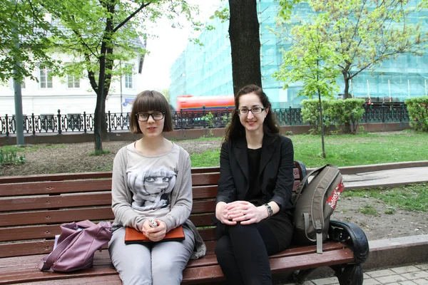 L'homme politique Vera Kichanova et l'inconnu dans le boulevard près d'un lieu d'une action d'opposition — Photo