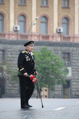 Bilinmeyen ihtiyar ödül, çiçekli ve komünistler alay günün bir üniforma ile Savaşı gazisi