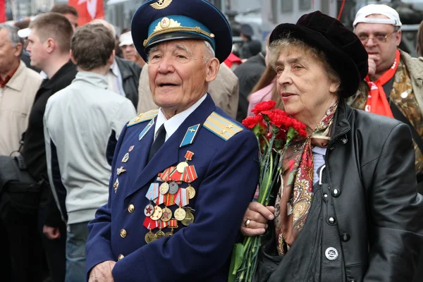 The unknown veteran on the Victory Day in Moscow during march of communists — Stock Photo, Image