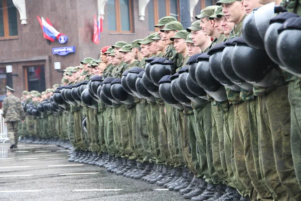 Cordón de la policía y el soldado de las tropas internas frente al Kremlin durante la procesión de los comunistas —  Fotos de Stock