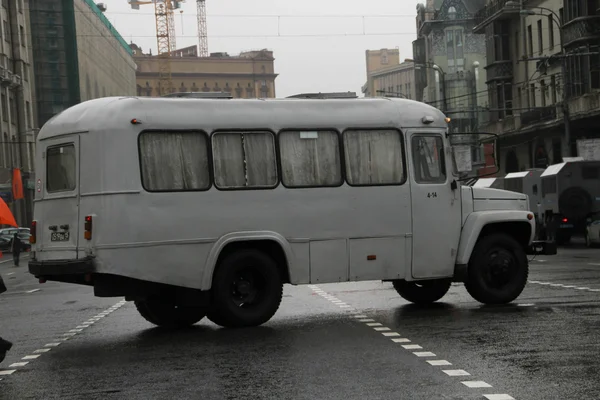 Retro o ônibus em ruas de Moscou em dia de procissão de comunistas — Fotografia de Stock