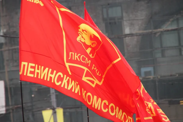 Bandera de Komsomol durante la procesión de los comunistas — Foto de Stock