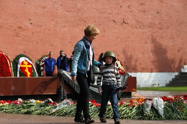 Moscow Russia May 2012 People Lay Flowers Eternal Flame Aleksandrovsk — Stock Photo, Image