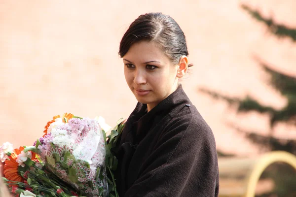 Moscou Rússia Maio 2012 Pessoas Põem Flores Chama Eterna Aleksandrovsk — Fotografia de Stock