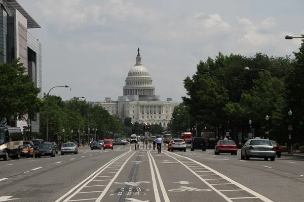 Здание Капитолия в Вашингтоне, вид на улицу — стоковое фото