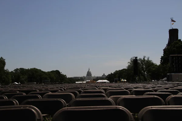 Vista del edificio del Capitolio en Washington con césped y sillas para eventos públicos — Foto de Stock