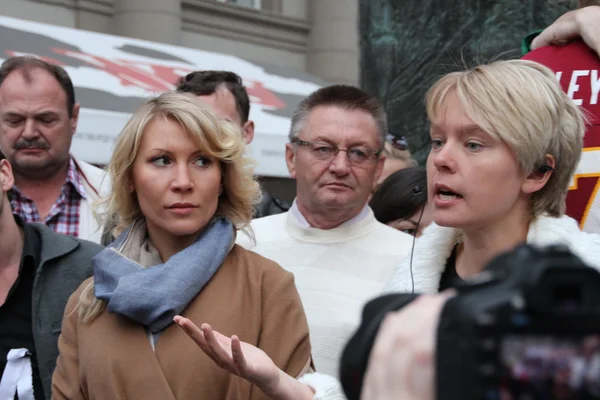 The ecologist Evgenia Chirikova speaks at an oppositional action, the politician Alyona Popova nearby — Stock Photo, Image