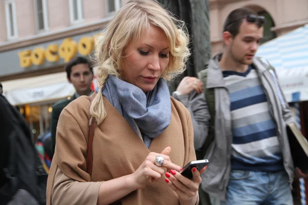 The politician Alyona Popova looks in the smartphone — Stock Photo, Image