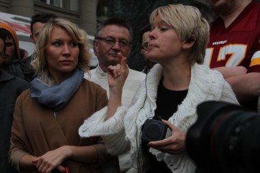 Ekolojist Evgenia Chirikova muhalif bir eylem, politikacı Alona Popova yakın konuşuyor.