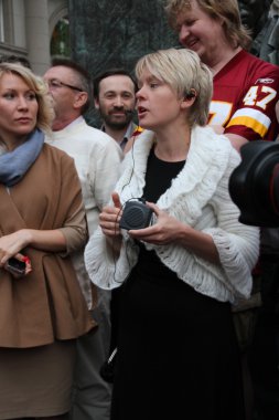 Ekolojist Evgenia Chirikova muhalif bir eylem olarak konuşuyor