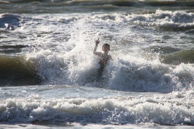 çocuk büyük dalgalar deniz çalış