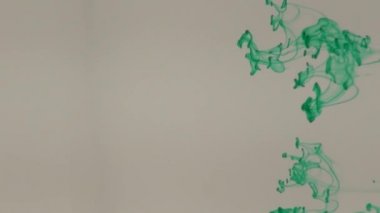 Mavi, yeşil, sarı ve kırmızı mürekkep su